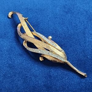 Corocraft Vintage 50s Clear Rhinestone Gold Swirl Elegant Brooch Pin